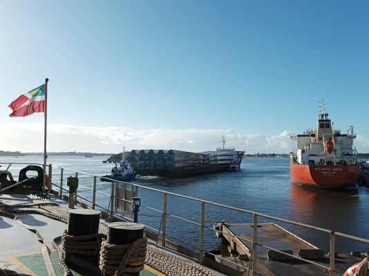 Departure of the heavy load carrier Hanjin Pioneer