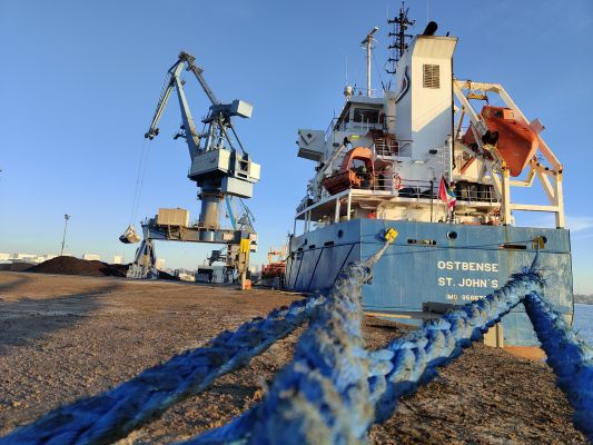 Déchargement de colza et chargement de pneus sur le navire Ostbense