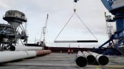 Déchargement de pieux au port de commerce de Lorient