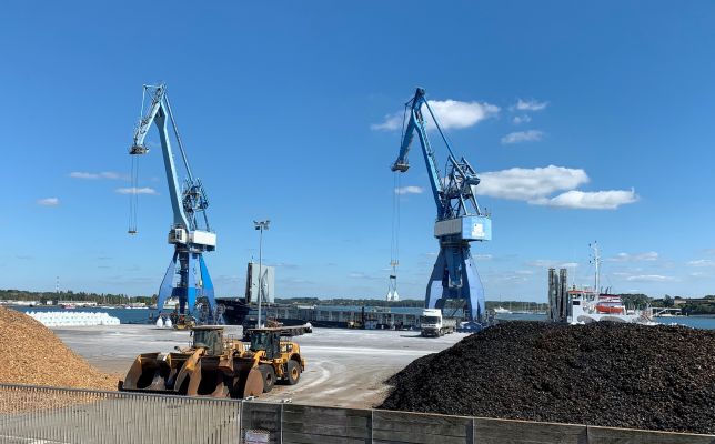 Déchargement de calcaire marin au port de Lorient