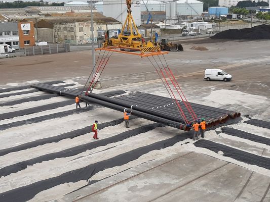 Manutention délicate de tubes au port de commerce de Lorient