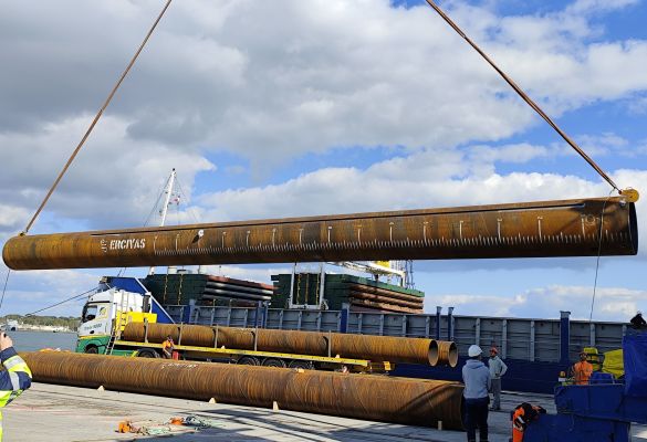 Unloading steel pipes